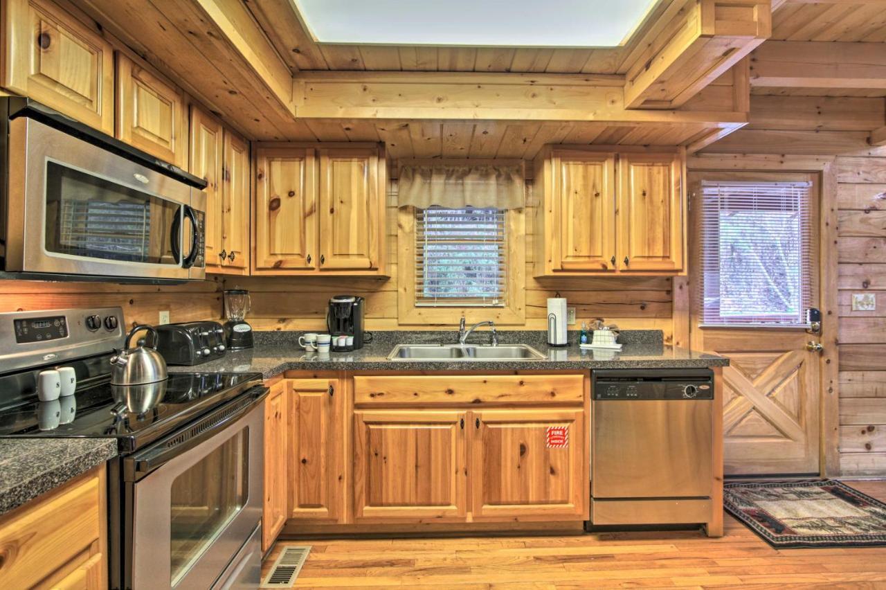 Romantic Cabin With Hot Tub In Pigeon Forge! Exterior foto