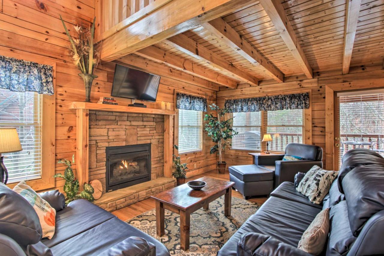 Romantic Cabin With Hot Tub In Pigeon Forge! Exterior foto