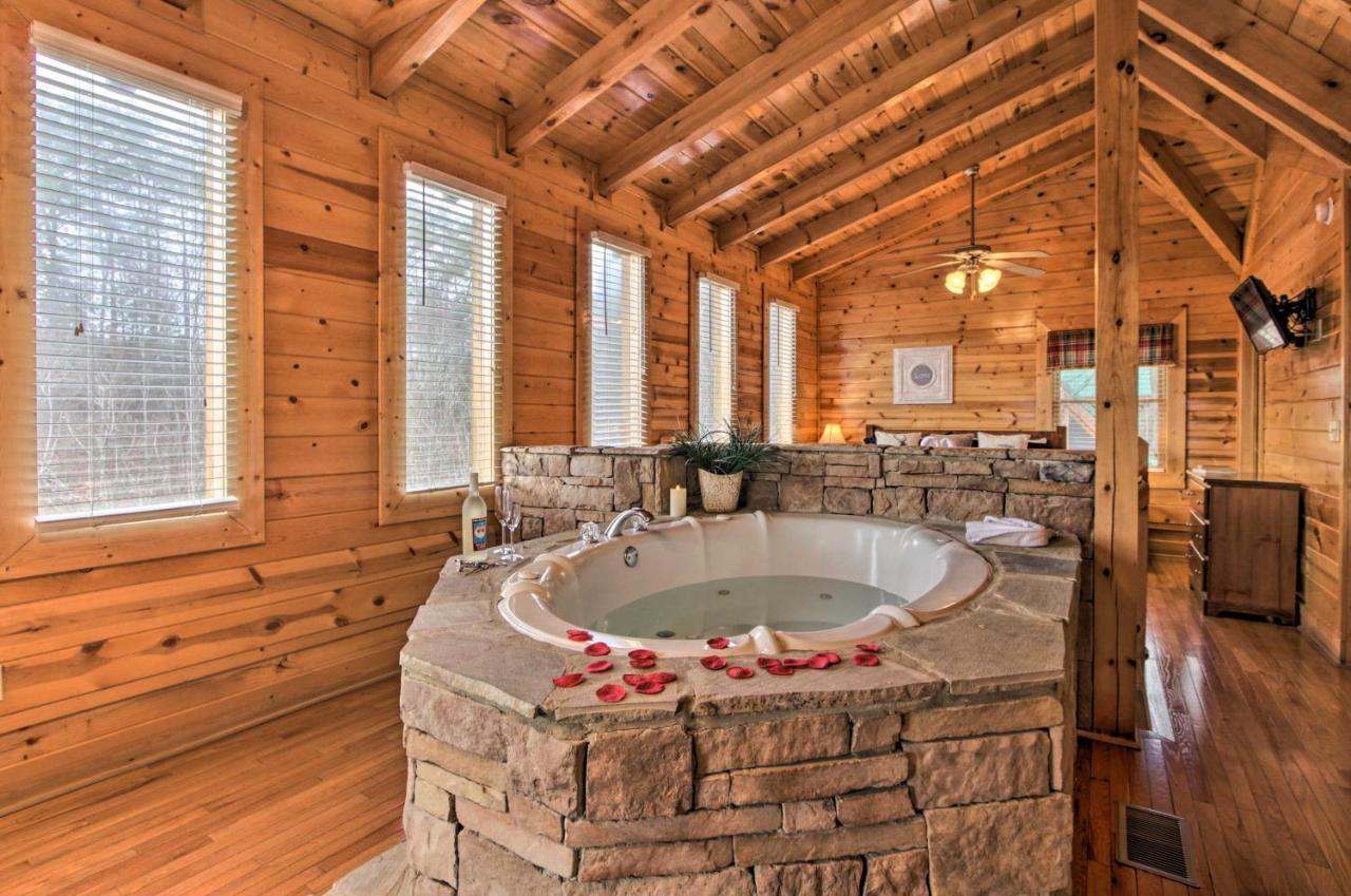 Romantic Cabin With Hot Tub In Pigeon Forge! Exterior foto
