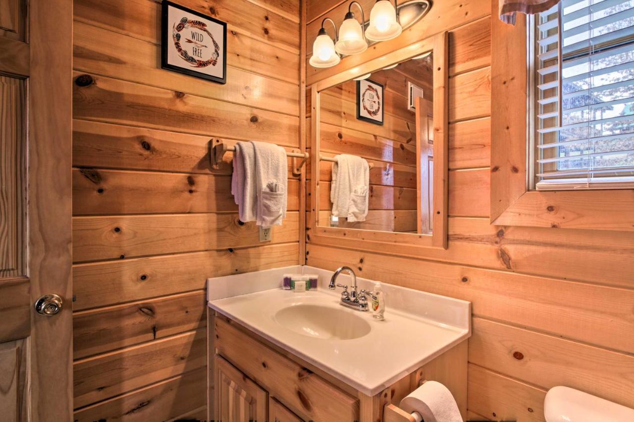 Romantic Cabin With Hot Tub In Pigeon Forge! Exterior foto